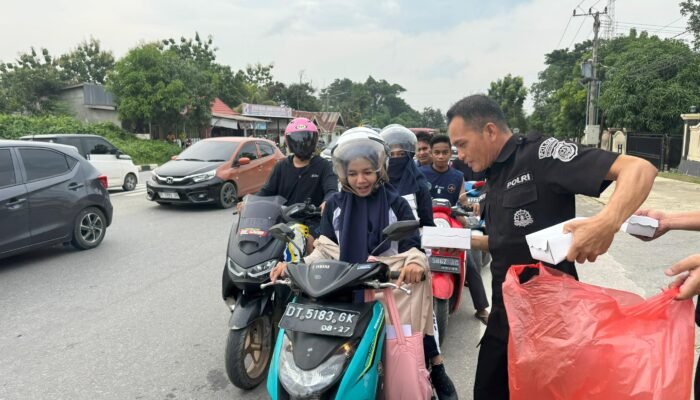 Bid Humas Polda Sultra Bagikan 100 Paket Takjil, Pererat Hubungan dengan Warga