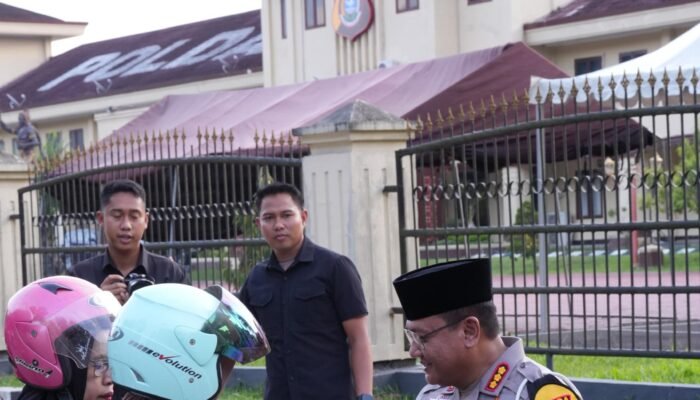 Jelang Berbuka Puasa, Ditlantas Polda Sultra Bagikan Takjil kepada Pengguna Jalan