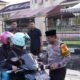 Jelang Berbuka Puasa, Ditlantas Polda Sultra Bagikan Takjil kepada Pengguna Jalan