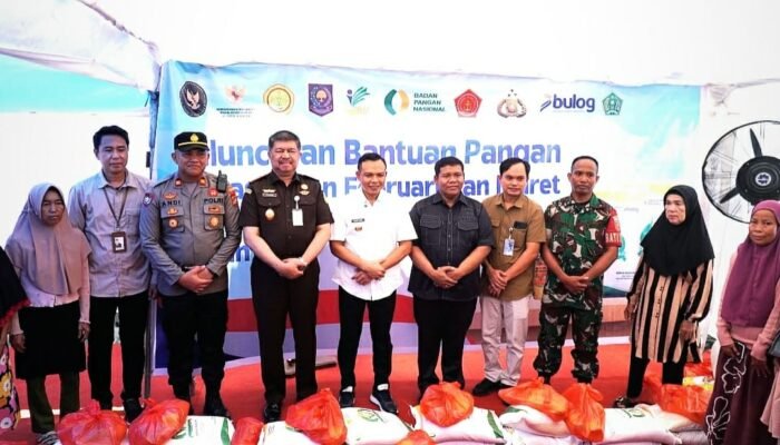 Perum Bulog dan Pemerintah Konawe Salurkan Bantuan Pangan kepada Masyarakat Miskin