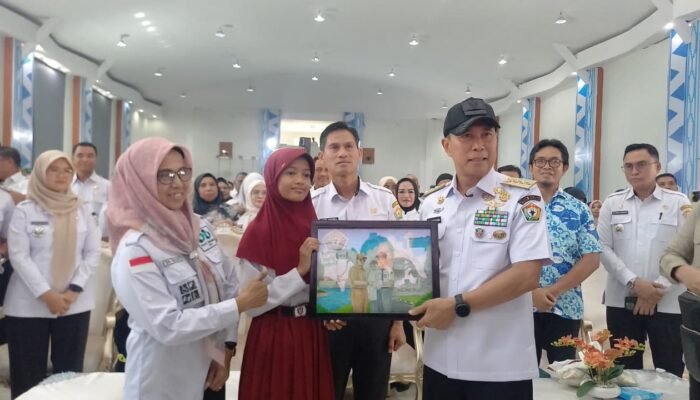 Siswi Tunarungu SLBN 2 Kendari Lukis Wajah Gubernur Sultra sebagai Hadiah Ulang Tahun