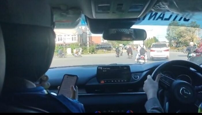 Polwan Ditlantas Polda Sultra Sosialisasikan Tertib Lalu Lintas Lewat “Polantas Menyapa” di Kendari