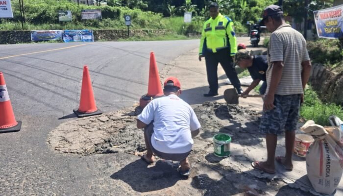 Polantas Bersama Warga Perbaiki Jalan Berlubang di Pohara, Demi Keselamatan Pengendara
