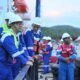 KENDARI, MEDIAKENDARI.COM — Pertamina Patra Niaga Regional Sulawesi memastikan ketersediaan LPG di wilayah Sulawesi Tenggara dalam kondisi aman melalui peninjauan langsung fasilitas distribusi oleh jajaran manajemen, Jumat (10/4/2026).  Kunjungan tersebut dipimpin oleh Executive General Manager (EGM) Pertamina Patra Niaga Regional Sulawesi, Deny Sukendar, yang meninjau Stasiun Pengisian dan Pengangkutan Bulk Elpiji Khusus (SPPEK) milik PT Karunia Harapan Sejati di Jalan Cut Nyak Dien, Kota Kendari.  Dalam kegiatan tersebut, manajemen melakukan pemeriksaan menyeluruh terhadap berbagai aspek operasional, mulai dari fasilitas penyimpanan, sistem distribusi, hingga standar keselamatan kerja. Peninjauan ini bertujuan memastikan seluruh sarana pendukung distribusi LPG berfungsi optimal.  Selain itu, Pertamina juga memastikan penguatan stok melalui tambahan pasokan yang masuk ke wilayah Sulawesi Tenggara. Suplai tersebut berasal dari kapal MT Gas Kahayan dengan muatan sekitar 1.500 metrik ton dan MT Gas Barito dengan kapasitas sekitar 1.200 metrik ton.  EGM Pertamina Patra Niaga Regional Sulawesi, Deny Sukendar, menegaskan bahwa langkah ini merupakan bagian dari komitmen perusahaan dalam menjaga keandalan distribusi energi, khususnya LPG, di wilayah timur Indonesia.  “Peninjauan ini dilakukan untuk memastikan seluruh fasilitas dalam kondisi optimal sehingga distribusi LPG dapat berjalan lancar. Tambahan pasokan yang masuk juga memperkuat ketahanan stok agar kebutuhan masyarakat tetap terpenuhi,” ujarnya.  Ia menambahkan bahwa pengawasan langsung oleh manajemen menjadi salah satu strategi untuk menjaga kualitas layanan sekaligus memastikan kesiapan operasional dalam menghadapi dinamika kebutuhan energi.  Sementara itu, Area Manager Communication, Relation, & CSR Pertamina Patra Niaga Regional Sulawesi, Lilik Hardiyanto, menyampaikan bahwa Pertamina terus meningkatkan sistem pengawasan serta koordinasi lintas sektor guna menjaga stabilitas distribusi LPG.  “Distribusi LPG kami pastikan berjalan konsisten dengan dukungan sarana yang andal dan sistem pengawasan yang terintegrasi. Tambahan pasokan ini juga menjadi langkah antisipasi agar pelayanan kepada masyarakat tetap optimal,” jelasnya.  Pertamina juga mengimbau masyarakat untuk menggunakan LPG secara bijak dan sesuai kebutuhan, serta melakukan pembelian melalui agen resmi guna memastikan kualitas dan harga yang sesuai ketentuan.  Untuk informasi dan pengaduan, masyarakat dapat menghubungi Pertamina Call Center 135 sebagai layanan resmi.  Pertamina Patra Niaga Regional Sulawesi menegaskan akan terus melakukan pengawasan secara berkelanjutan guna menjaga keandalan distribusi energi serta memastikan pasokan LPG tetap aman dan tepat sasaran bagi masyarakat Sulawesi Tenggara.  Laporan: Ahmad Mubarak