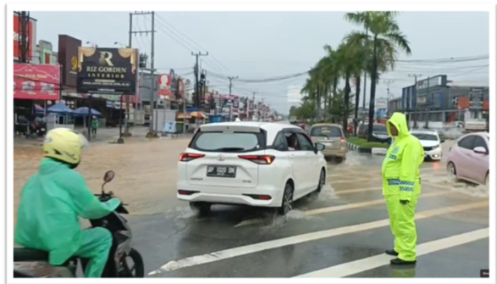 Sat PJR Ditlantas Polda Sultra Lakukan Pengalihan Arus di Jalan Martandu Akibat Banjir