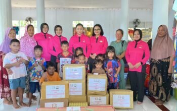 Bhayangkari Polda Sultra Salurkan Ratusan Paket Bantuan untuk Korban Banjir