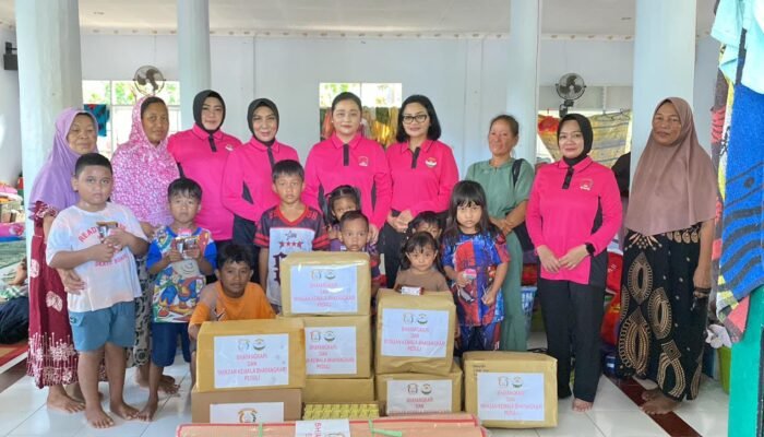 Bhayangkari Polda Sultra Salurkan Ratusan Paket Bantuan untuk Korban Banjir