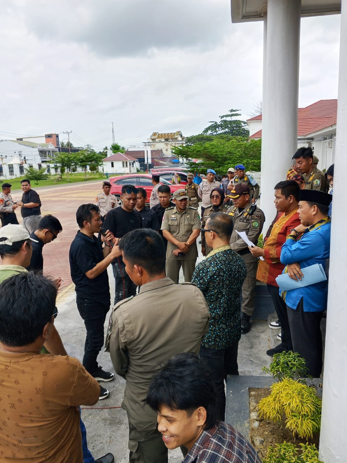 Satriadin Gopal saat mewakili massa aksi di kantor DPRD Konawe