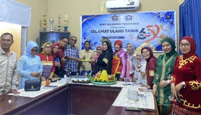Pakai Busana Adat saat HUT IKWI ke 65, IKWI Sultra Masuk Juara