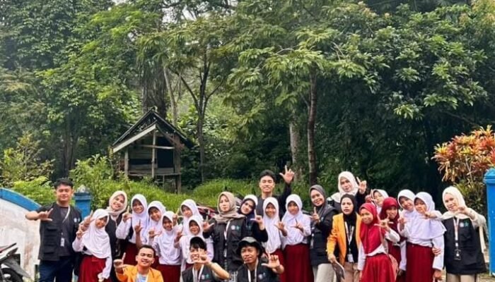 Mahasiswa KKN Tematik Literasi UHO 2026 gelar Kerja Bakti dan Penataan Ruang di Balai Desa Desa Simbula Kolut