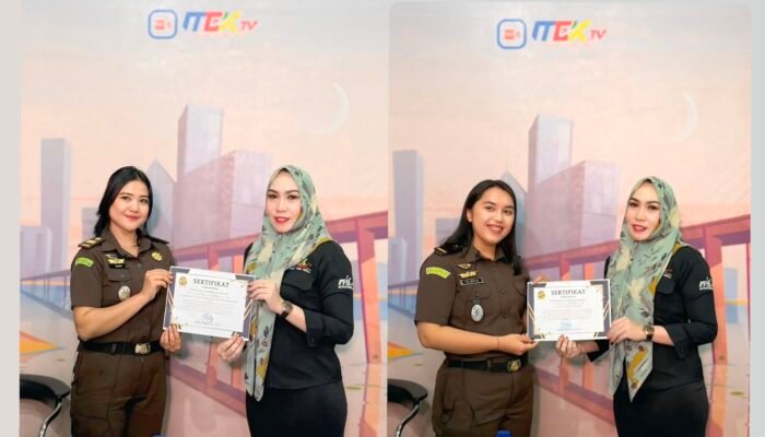 Jaksa Kejari Kendari, Olyvia Rara Sampebulu dan Talenta Sitorus dapat Penghargaan dari MEK TV 