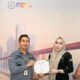 Kasi Intel Kejari Konsel dapat Penghargaan dari Komisaris MEK TV Fenny Anggarainy Sudirman