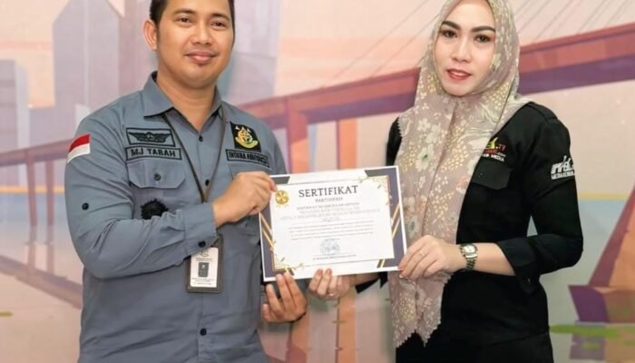 Kasi Intel Kejari Konsel dapat Penghargaan dari Komisaris MEK TV Fenny Anggarainy Sudirman