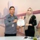 Kasi Intel Kejari Konsel dapat Penghargaan dari Komisaris MEK TV Fenny Anggarainy Sudirman