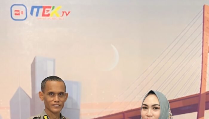 Angkat Tema Sinergi Polri dan Masyarakat, MEK TV Berikan Penghargaan kepada Kapolda Sultra melalui Kabid Humas