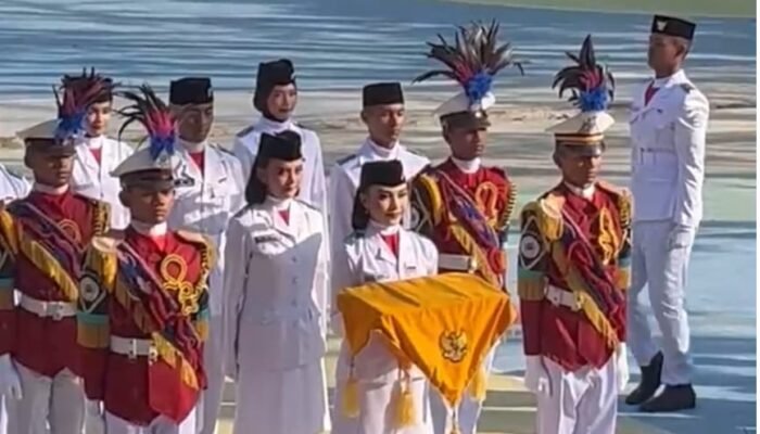 Malyqa Aurora Janyqa Bertindak sebagai Pembawa Baki pada Upacara HUT RI ke-81 di SMA Negeri 4 Kendari