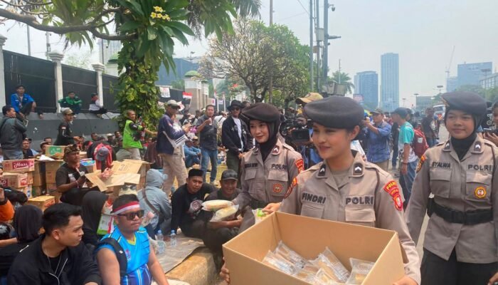 Polwan di Jakarta Sapa Pendemo dengan Bagikan Makanan dan Minuman di DPR RI