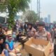 Polwan di Jakarta Sapa Pendemo dengan Bagikan Makanan dan Minuman di DPR RI