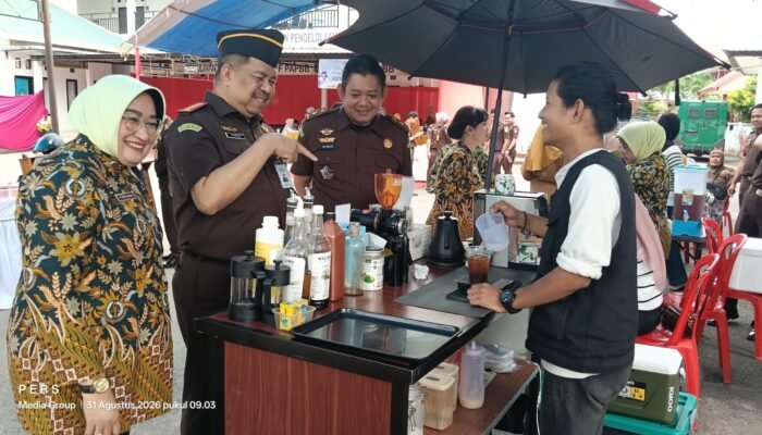 Sambut Hari Lahir Kejaksaan ke-81, Kejari Konawe Gelar Pasar Murah, Cek Kesehatan dan Sunatan Massal Gratis