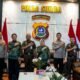 Polda Sultra, Kejati dan Pengadilan Tinggi Perkuat Sinergi Penegakan Hukum Berkeadilan KENDARI – Kepolisian Daerah Sulawesi Tenggara (Polda Sultra), Kejaksaan Tinggi (Kejati) Sultra, dan Pengadilan Tinggi Sulawesi Tenggara memperkuat sinergitas dalam mewujudkan penegakan hukum yang tidak hanya memberikan kepastian dan keadilan, tetapi juga menghadirkan kemanfaatan nyata bagi masyarakat dan negara. Penguatan koordinasi tersebut dibahas dalam kegiatan Coffee Morning bersama jajaran aparat penegak hukum yang digelar di Aula Dachara Polda Sultra, Kamis (3/9/2026). Kapolda Sultra Irjen Pol. Dr. Himawan Bayu Aji, S.H., S.I.K., M.H., mengatakan perubahan paradigma penegakan hukum, khususnya dalam implementasi KUHP dan KUHAP baru, menuntut koordinasi yang semakin kuat antara kepolisian, kejaksaan dan pengadilan. Menurutnya, keberhasilan penegakan hukum tidak cukup hanya diukur dari proses penyidikan hingga putusan pengadilan. Lebih dari itu, hukum harus memberikan manfaat yang dapat dirasakan langsung masyarakat sekaligus mendukung kepentingan negara. “Sinergitas ini harus mampu menghadirkan kepastian hukum, rasa keadilan dan kemanfaatan bagi masyarakat maupun negara,” kata Kapolda. Kendaraan Korban Bisa Dimanfaatkan Kembali Salah satu isu yang menjadi perhatian adalah pengelolaan barang bukti, khususnya kendaraan milik korban yang masih dibutuhkan untuk menunjang aktivitas sehari-hari. Kapolda mencontohkan kondisi masyarakat di wilayah kepulauan Sulawesi Tenggara yang terkadang harus berhadapan dengan persoalan jarak ketika kendaraan milik mereka menjadi barang bukti dalam suatu perkara yang ditangani di Kendari. Melalui koordinasi antar-aparat penegak hukum, barang bukti yang memenuhi persyaratan dapat diberikan melalui mekanisme pinjam pakai atau dikembalikan kepada pihak yang berhak, dengan tetap memperhatikan kepentingan pembuktian dan ketentuan hukum. “Jangan sampai masyarakat yang menjadi korban justru semakin terbebani karena barang miliknya terlalu lama berada dalam penguasaan aparat penegak hukum, sepanjang secara hukum barang tersebut dapat dimanfaatkan kembali,” ujarnya. Barang Bukti Juga Harus Memberi Manfaat bagi Negara Selain kepentingan korban, sinergitas juga diperlukan dalam perkara yang berkaitan dengan kerugian negara dan aset hasil tindak pidana. Barang bukti yang berdasarkan ketentuan hukum dapat dirampas atau dilelang untuk negara harus dikelola secara tepat sehingga proses penegakan hukum sekaligus memberikan kontribusi terhadap pemulihan kerugian dan penyelamatan aset negara. Kapolda mencontohkan penanganan perkara pengadaan kapal Azimut Yacht 43 Atlantis 56. Perkara tersebut telah melalui proses penyidikan oleh Polda Sultra, penuntutan oleh kejaksaan hingga pemeriksaan di pengadilan. Setelah proses hukum berjalan, barang bukti kapal Azimut tersebut dikembalikan kepada pihak yang berhak, yakni pemerintah daerah, untuk dimanfaatkan. Selanjutnya, kejaksaan selaku eksekutor menyerahkan barang bukti tersebut kepada pemerintah daerah. Kajati: Jangan Hanya Berhenti pada Pemidanaan Sementara itu, Kajati Sultra Dr. Sugeng Riyanta, S.H., M.H., menekankan bahwa penegakan hukum harus memiliki orientasi yang lebih luas. Menurutnya, keberhasilan aparat penegak hukum tidak semata-mata ditentukan dari kemampuan membawa perkara hingga persidangan, tetapi juga dari sejauh mana proses hukum mampu melindungi korban, memberikan penyelesaian yang proporsional, serta memastikan aset dan kerugian negara dapat dipulihkan secara optimal. Koordinasi antara penyidik dan penuntut umum, kata dia, menjadi semakin penting dalam menghadapi perubahan paradigma melalui penerapan KUHP dan KUHAP baru. “Penegakan hukum harus mampu memberikan kepastian, keadilan dan sekaligus kemanfaatan,” menjadi semangat yang ditekankan dalam forum tersebut. Konsep itu sejalan dengan Integrated and Balanced Criminal Justice System, yakni membangun sistem peradilan pidana yang terpadu dan seimbang dengan tetap menghormati fungsi serta kewenangan masing-masing institusi. Pengadilan Tegaskan Independensi Ketua Pengadilan Tinggi Sulawesi Tenggara Andi Isna Renishwari Cinrapole, S.H., M.H., menegaskan sinergitas antar-aparat penegak hukum tetap harus dibangun dengan menjaga prinsip checks and balances serta independensi peradilan. Menurutnya, keterpaduan antara kepolisian, kejaksaan dan pengadilan bukan berarti mencampuradukkan kewenangan. Sebaliknya, masing-masing lembaga harus tetap menjalankan fungsi dan kewenangannya secara independen dalam satu sistem penegakan hukum yang terintegrasi. “Sinergitas bukan berarti mencampurkan kewenangan. Setiap institusi tetap memiliki fungsi masing-masing, namun bekerja dalam satu sistem untuk menghadirkan kepastian, keadilan dan kemanfaatan hukum,” demikian garis besar pesan Ketua PT Sultra. Pertemuan tersebut menjadi momentum untuk memperkuat koordinasi antarlembaga penegak hukum di Sultra, terutama dalam menghadapi perubahan hukum pidana nasional. Dengan sinergitas tersebut, penegakan hukum diharapkan tidak hanya menghasilkan putusan dan pemidanaan, tetapi juga mampu memberikan manfaat konkret, melindungi hak korban, serta memastikan aset dan kepentingan negara maupun masyarakat dapat diselamatkan.