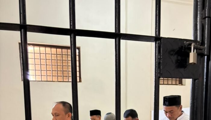 Kasi Pidum Kejari Konawe Ajak Tahanan Salat Berjamaah, Ingatkan Dampak Perbuatan terhadap Keluarga
