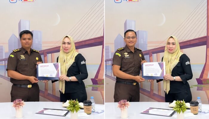 Komisaris MEK TV Berikan Sertifikat Penghargaan kepada Jaksa Pidum dan Intel Kejari Muna Usai Live Jaksa Menjawab