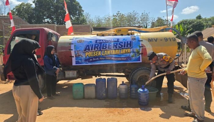 Polsek Lantari Jaya Salurkan Air Bersih, Bantu Warga Hadapi Kemarau
