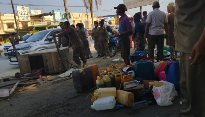 Sempat Bersitegang Antara Pedagang dan Petugas, Ratusan Lapak Bensin Eceran di Sekitar SPBU Andonohu Ditertibkan