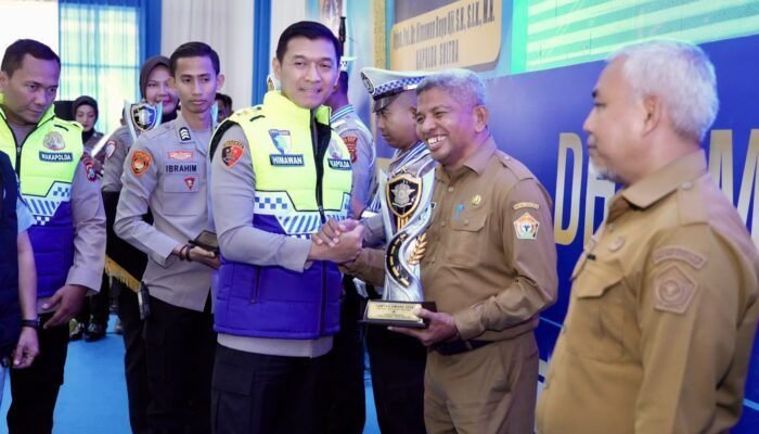 Ditlantas Polda Sultra Anugerahkan Lantas Award kepada Penggerak Keselamatan