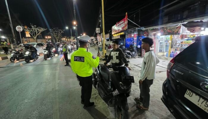 Malam Minggu Aman di Kendari! Ditlantas Polda Sultra Patroli Anti Balap Liar dan Tertibkan 19 Pelanggar Helm SNI