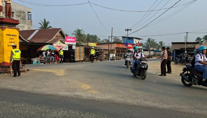 Pagi Buta Kapolres Konsel Jadi Polisi Lalu Lintas di Mowila, Ingatkan Pengendara: Pakai Helm, Jangan Pakai Knalpot Brong