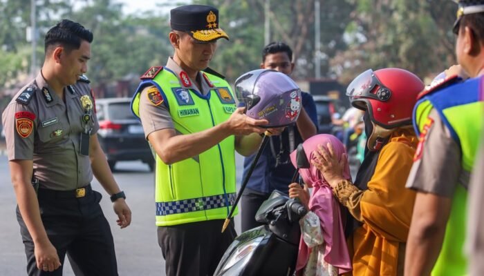 Kapolda Sultra Turun Atur Lalu Lintas di Kendari, Bagikan Helm Gratis dan Edukasi Keselamatan