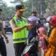 Kapolda Sultra Turun Atur Lalu Lintas di Kendari, Bagikan Helm Gratis dan Edukasi Keselamatan
