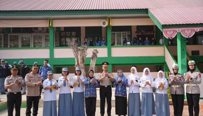 Jenderal Bintang Satu Masuk Sekolah, Wakapolda Sultra Pimpin Apel di SMAN 1 Kendari, Wanti-wanti Siswa : Jangan Coba-coba Narkoba dan Stop Bullying! 