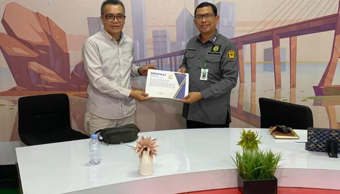 Direktur MEK TV Beri Penghargaan ke Kasi Intel Kejati Sultra Dr. Abdul Bahtiar, Bongkar Tuntas KDRT di ‘Jaksa Menjawab