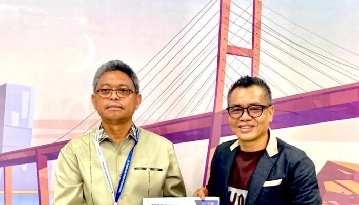 Sang Deklarator PERADI Profesional Sultra Terima Penghargaan dari Direktur MEK TV, Dr. Syahiruddin Latif : PERADI Profesional Hadir di Sultra Tekankan Etika Advokat dan Siapkan Bantuan Hukum Gratis