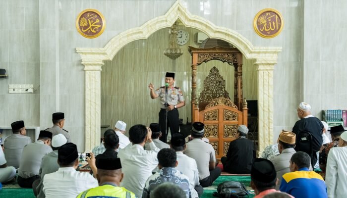 Polisi Bersama Masyarakat, Wakapolda Sultra Blusukan Jumat Keliling di Korumba Kendari, Ajak Warga Bentengi Keluarga dari Narkoba dan Miras