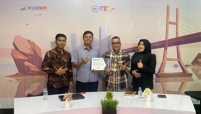 Direktur MEK TV Serahkan Penghargaan kepada Kasi Intel Kejari Wakatobi usai Live Bahas Bahaya Judol di Jaksa Menjawab
