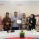Direktur MEK TV Serahkan Penghargaan kepada Kasi Intel Kejari Wakatobi usai Live Bahas Bahaya Judol di Jaksa Menjawab