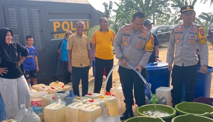 Respons Cepat Keluhan Warga, Kapolres Konsel Kerahkan Mobil AWC Salurkan 10.000 Liter Air Bersih di Desa Watumerembe